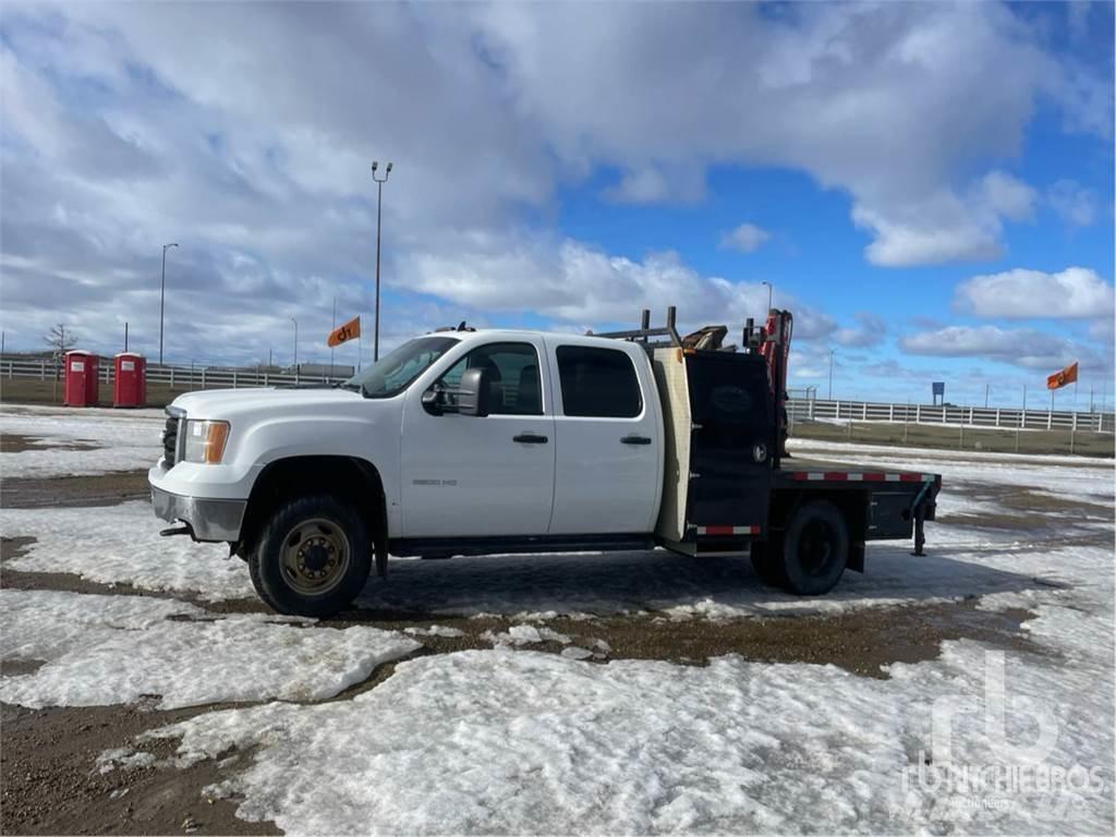 GMC 3500HD Camion plateau ridelle avec grue