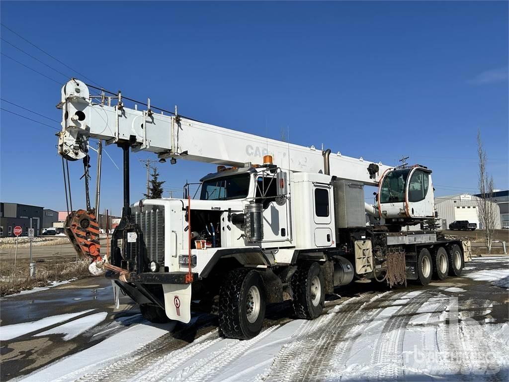 Kenworth C500 Camion plateau ridelle avec grue