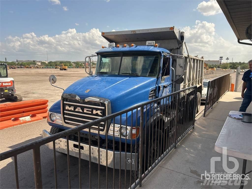 Mack CV713 Camion benne