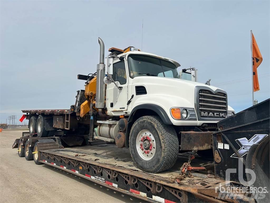 Mack CV713 Camion plateau ridelle avec grue
