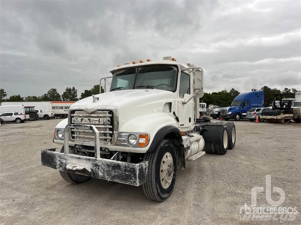 Mack CV713 Tracteur routier