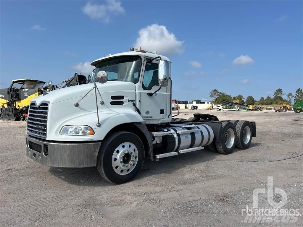Mack CXU613 Tracteur routier