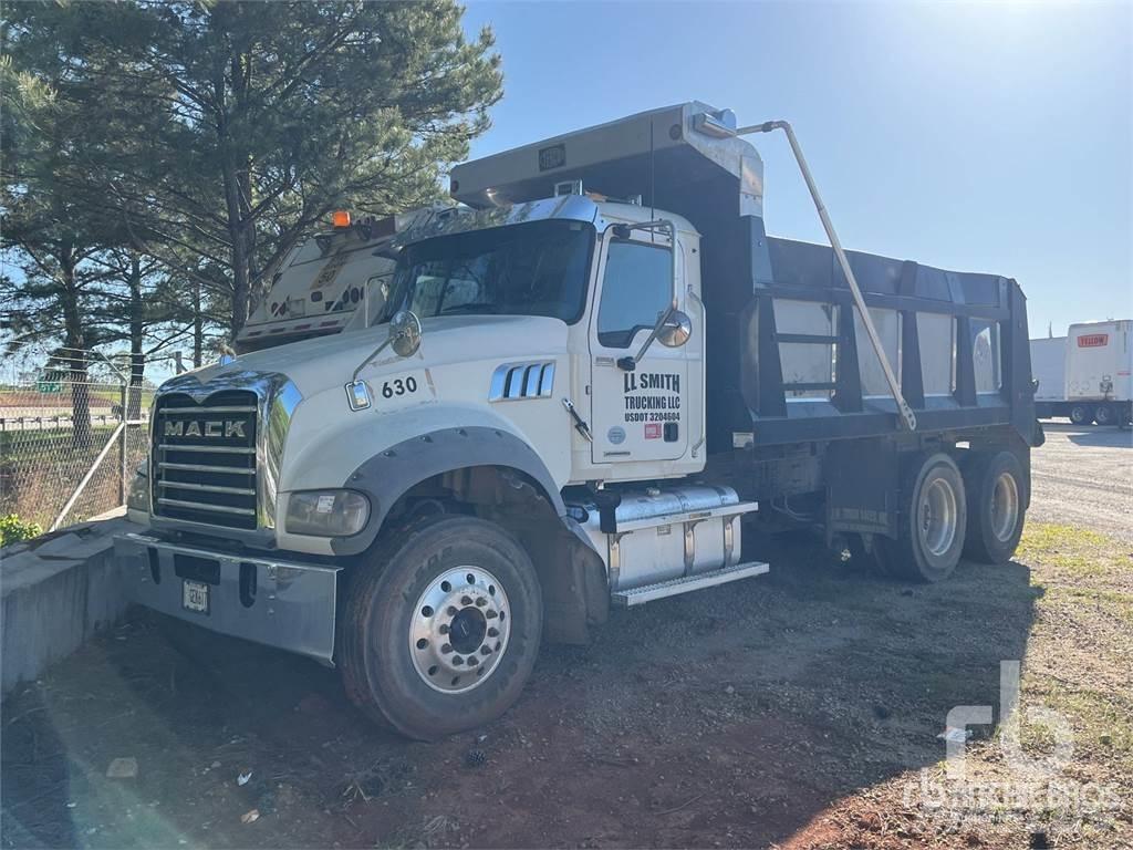 Mack GR64F Camion benne
