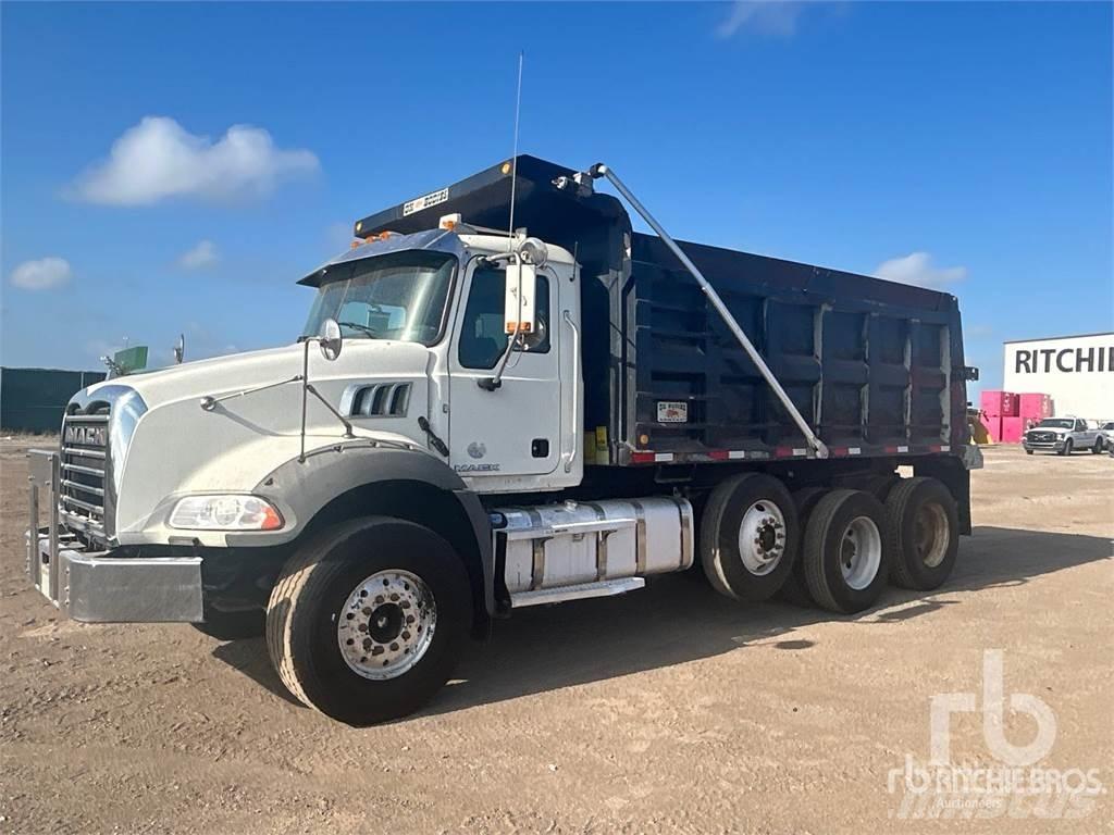 Mack GU813 Camion benne