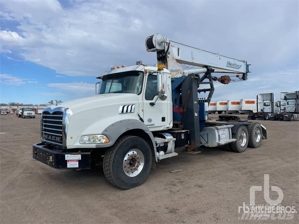 Mack GU813 Camion plateau ridelle avec grue