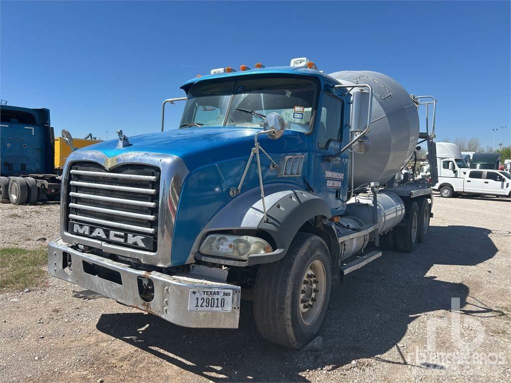 Mack GU813 Camion malaxeur
