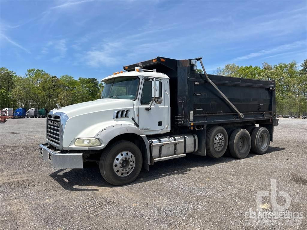 Mack GU813 Camion benne