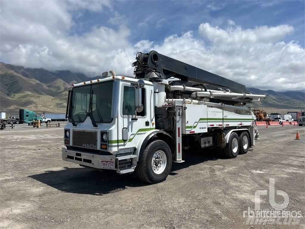 Mack MR688S Camion malaxeur