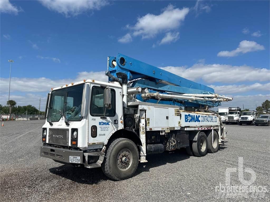 Mack MR688S Camion malaxeur