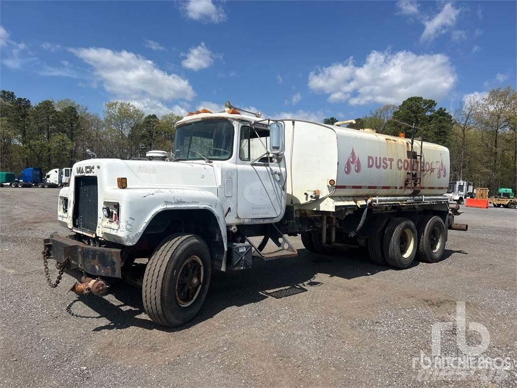 Mack RD685S Camion citerne à eau