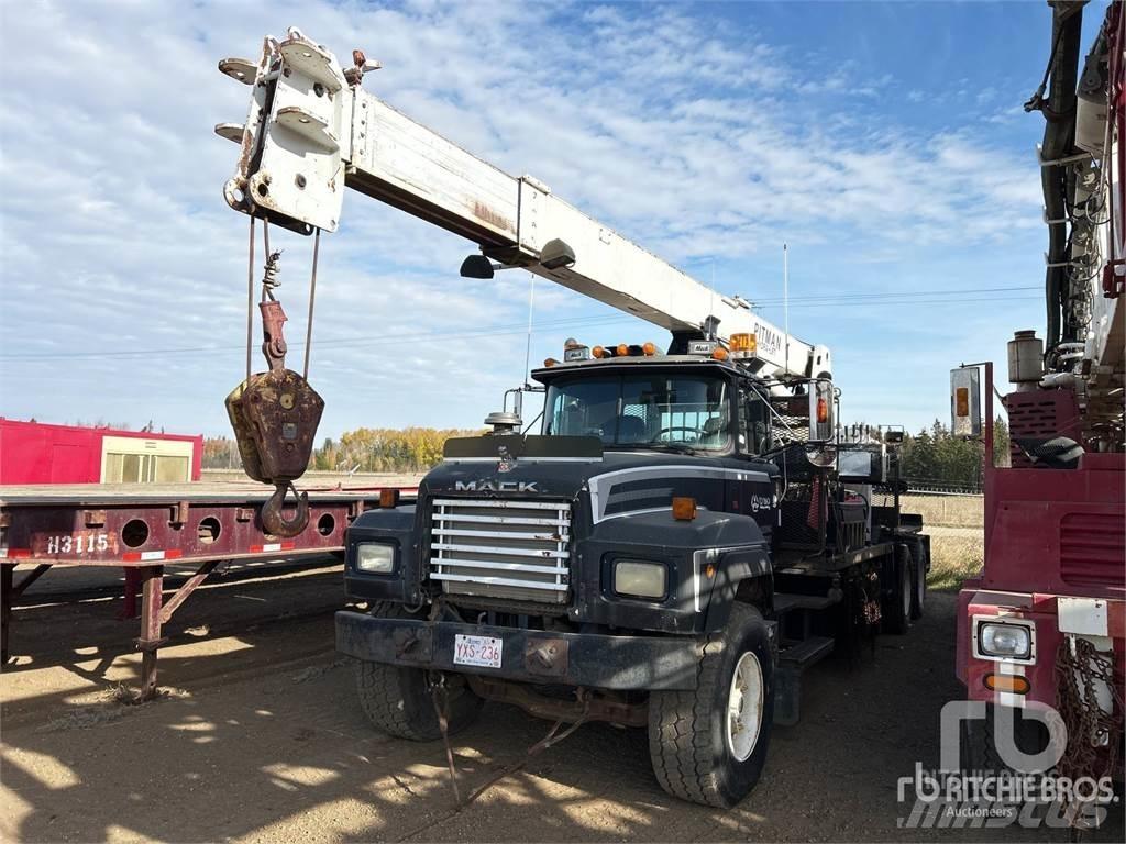 Mack RD688S Camion plateau ridelle avec grue