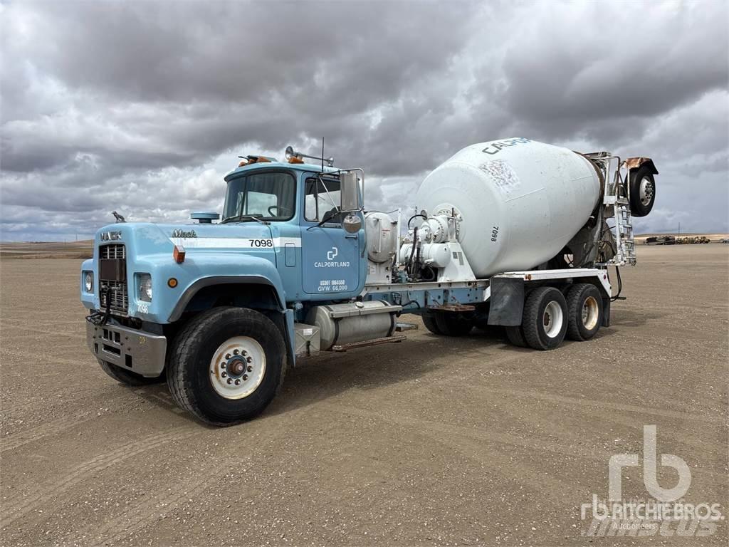 Mack RD690S Camion malaxeur