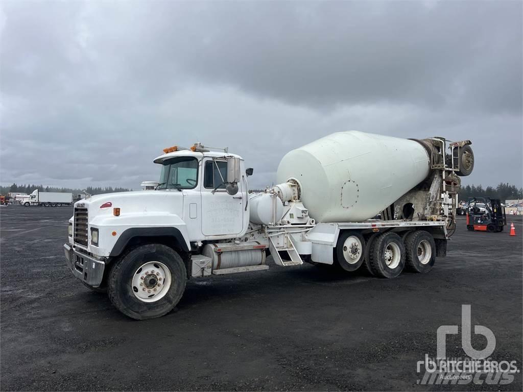 Mack RD690S Camion malaxeur
