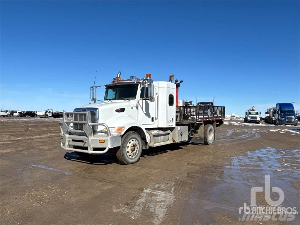 Peterbilt 335 Camion plateau ridelle avec grue