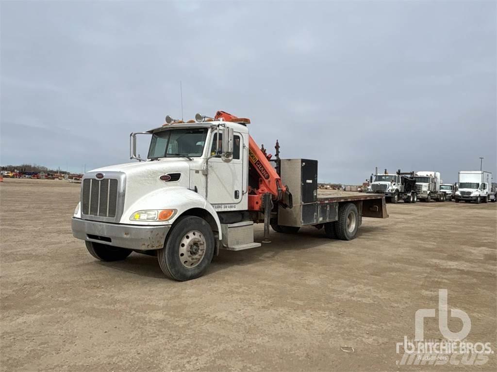 Peterbilt 335 Camion plateau ridelle avec grue