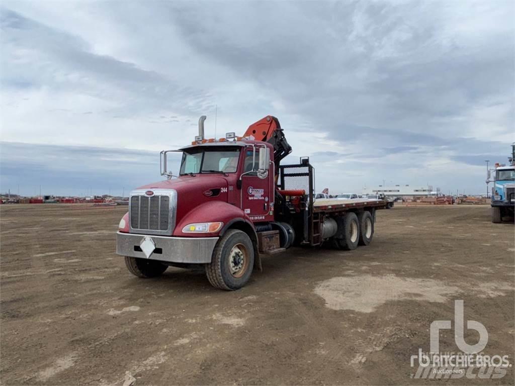 Peterbilt 348 Camion plateau ridelle avec grue