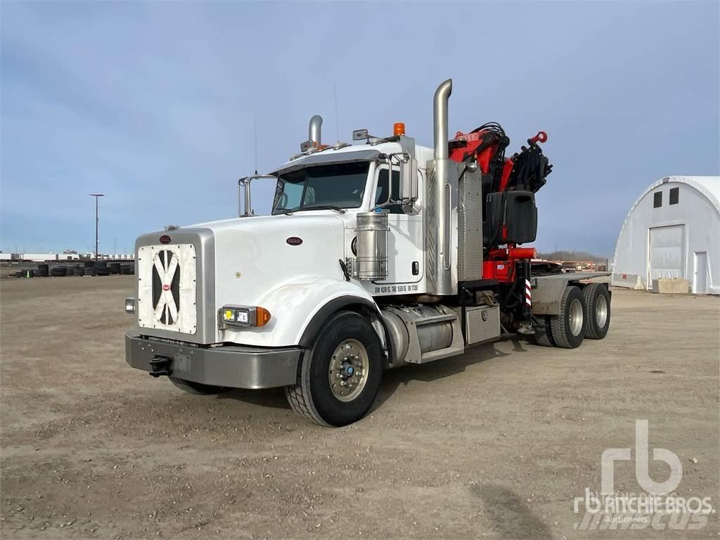 Peterbilt 367 Camion plateau ridelle avec grue