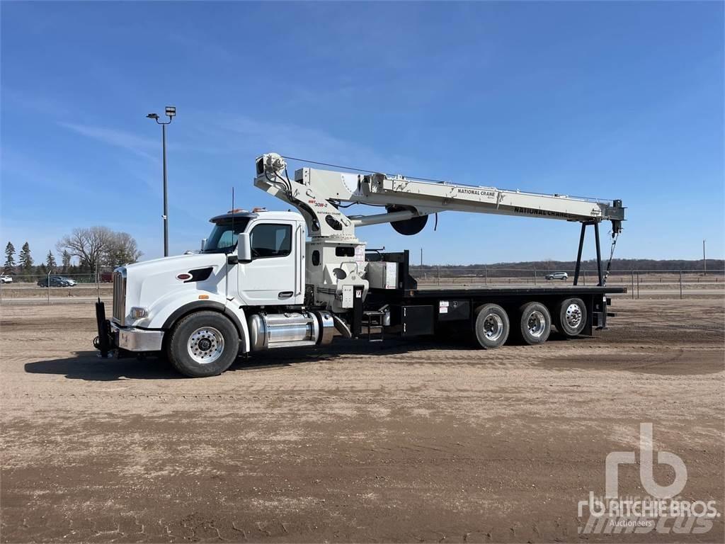 Peterbilt 567 Camion plateau ridelle avec grue