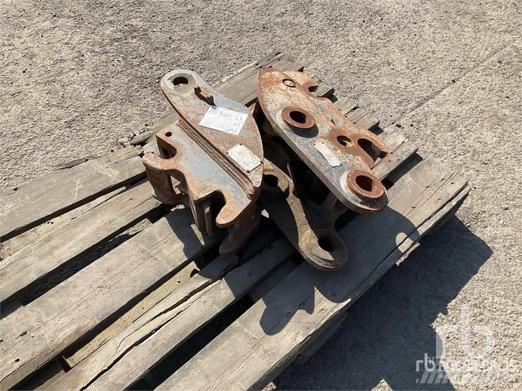  Quantity of (2) Attache rapide pour godet