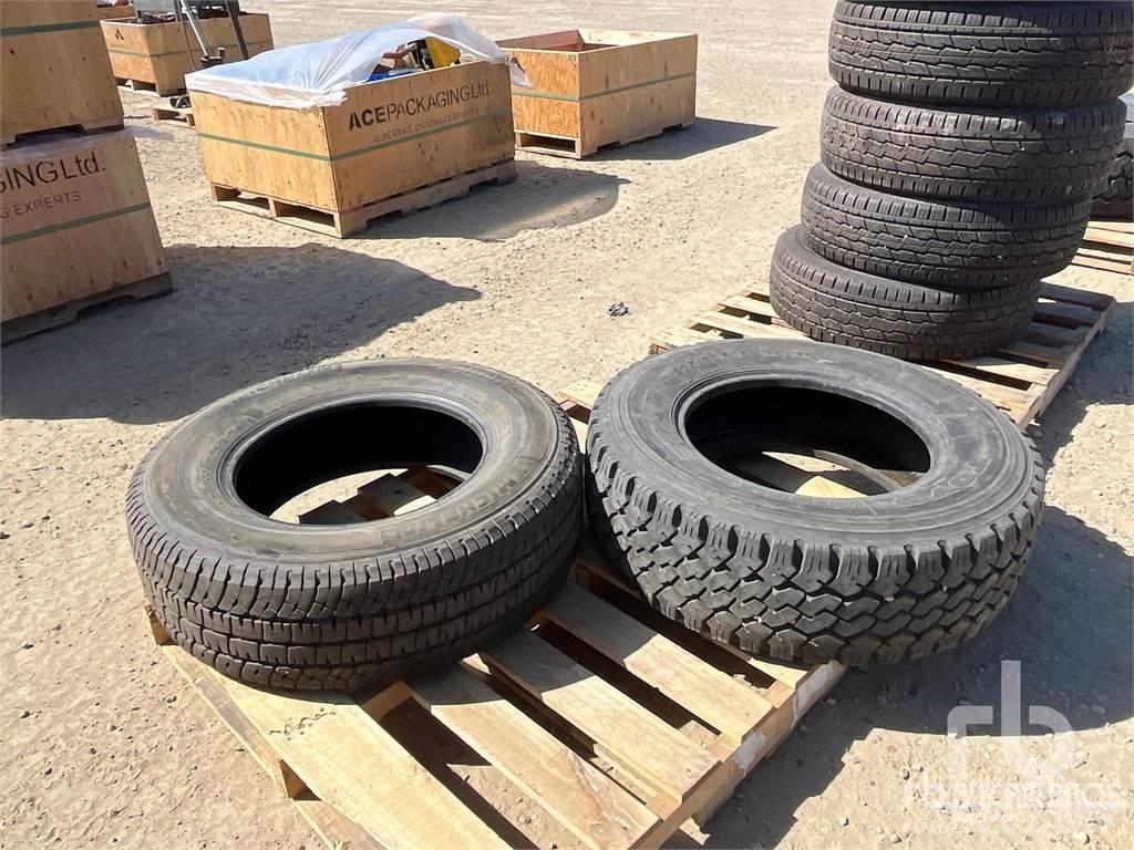  Quantity of (2) Pneus, roues et jantes