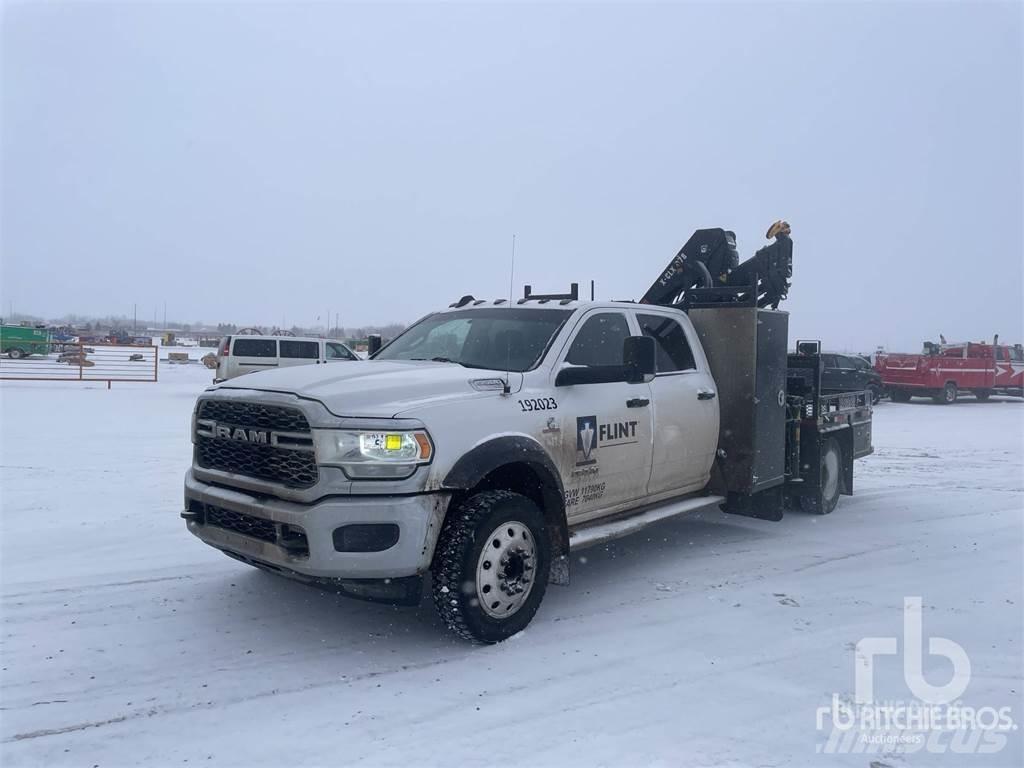 RAM 5500 Camion plateau ridelle avec grue