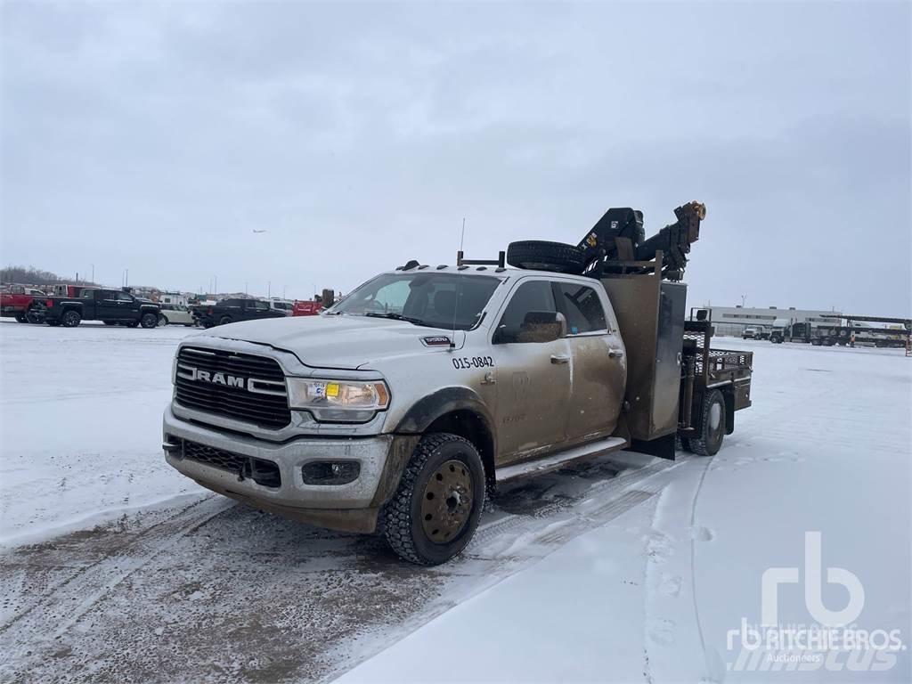 RAM 5500 Camion plateau ridelle avec grue