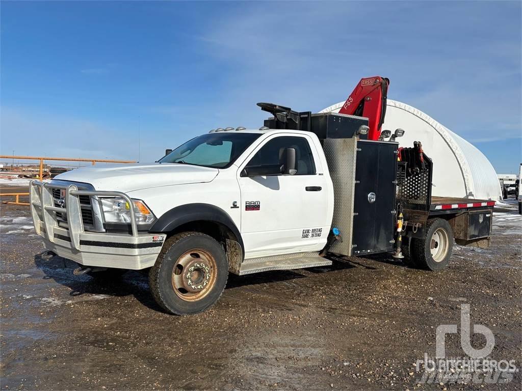 RAM 5500 Camion plateau ridelle avec grue