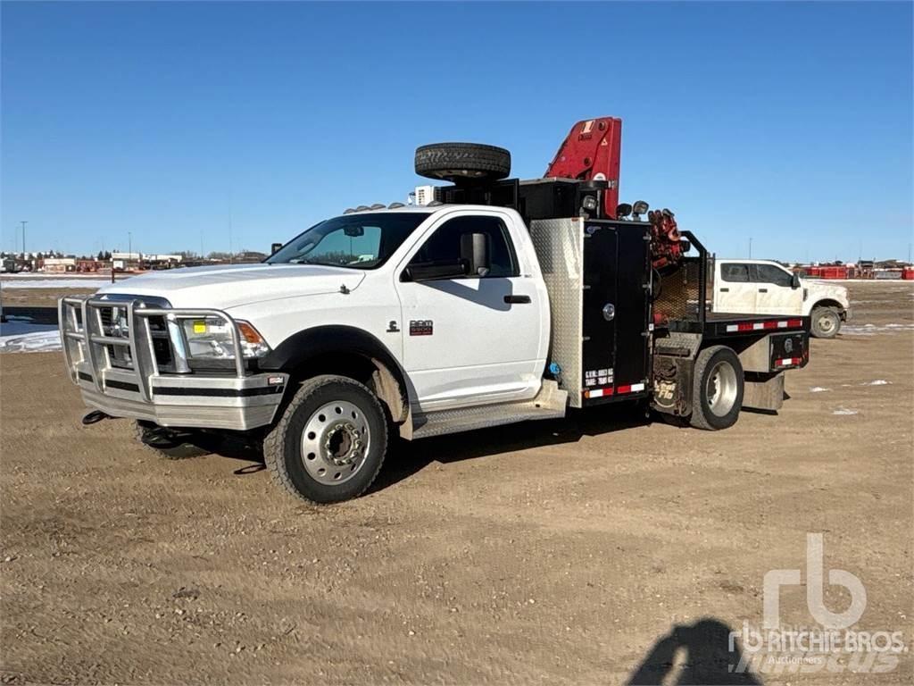 RAM 5500 Camion plateau ridelle avec grue