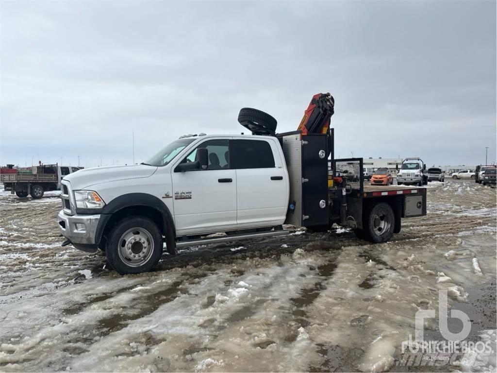 RAM 5500 Camion plateau ridelle avec grue