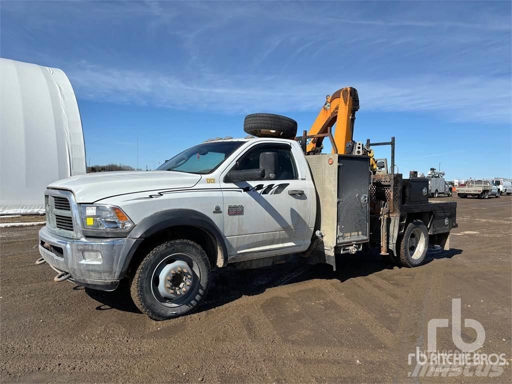 RAM 5500 Camion plateau ridelle avec grue