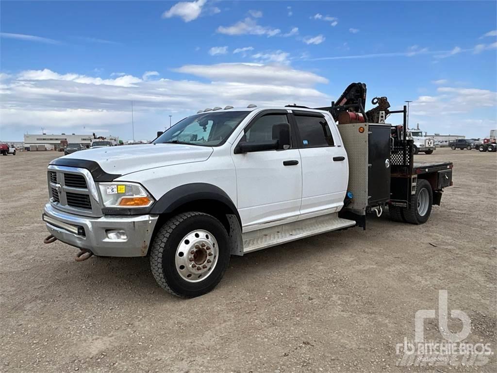 RAM 5500 Camion plateau ridelle avec grue