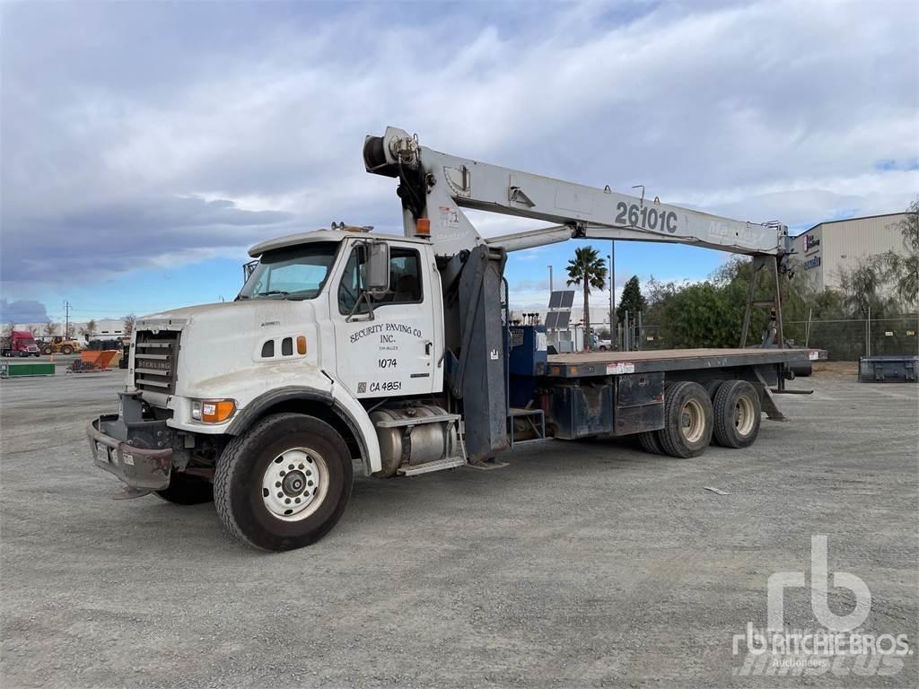 Sterling L7500 Camion plateau ridelle avec grue