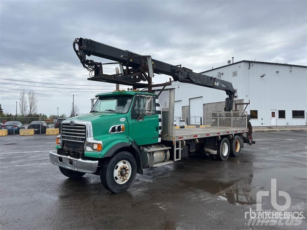 Sterling L7500 Camion plateau ridelle avec grue