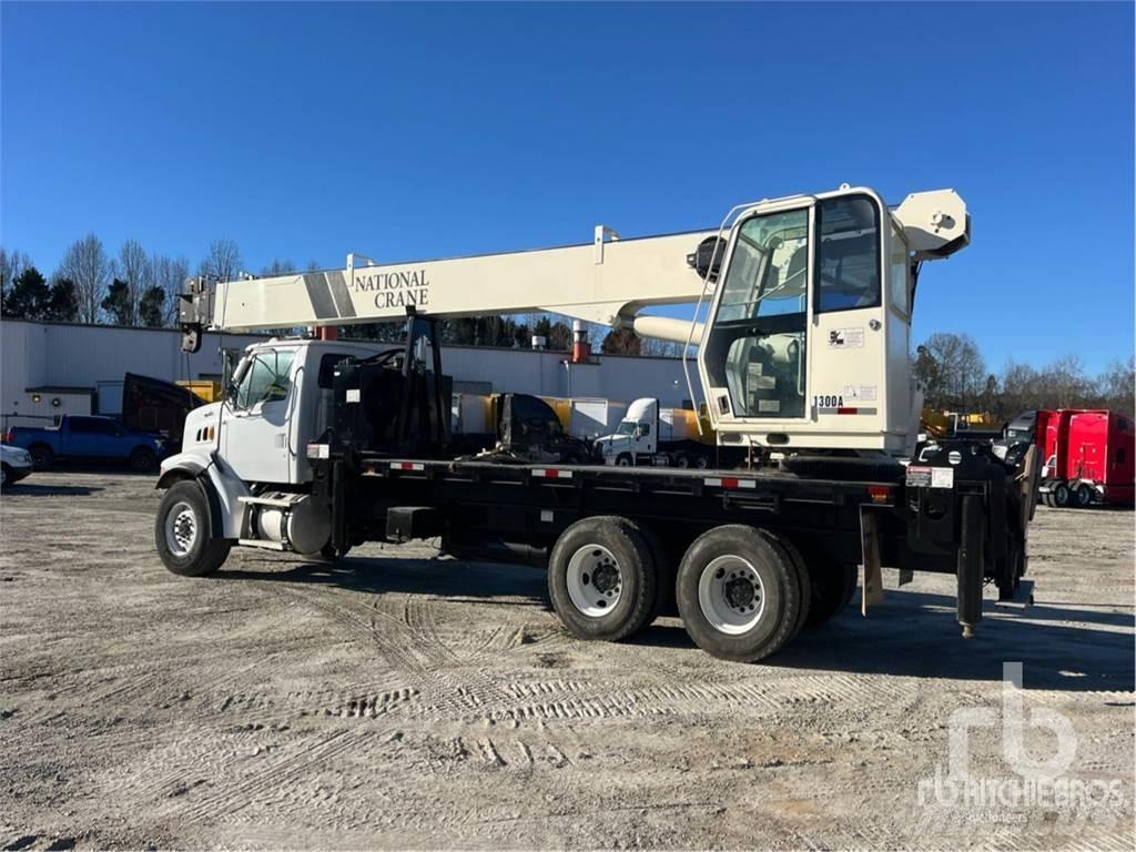 Sterling L7500 Camion plateau ridelle avec grue