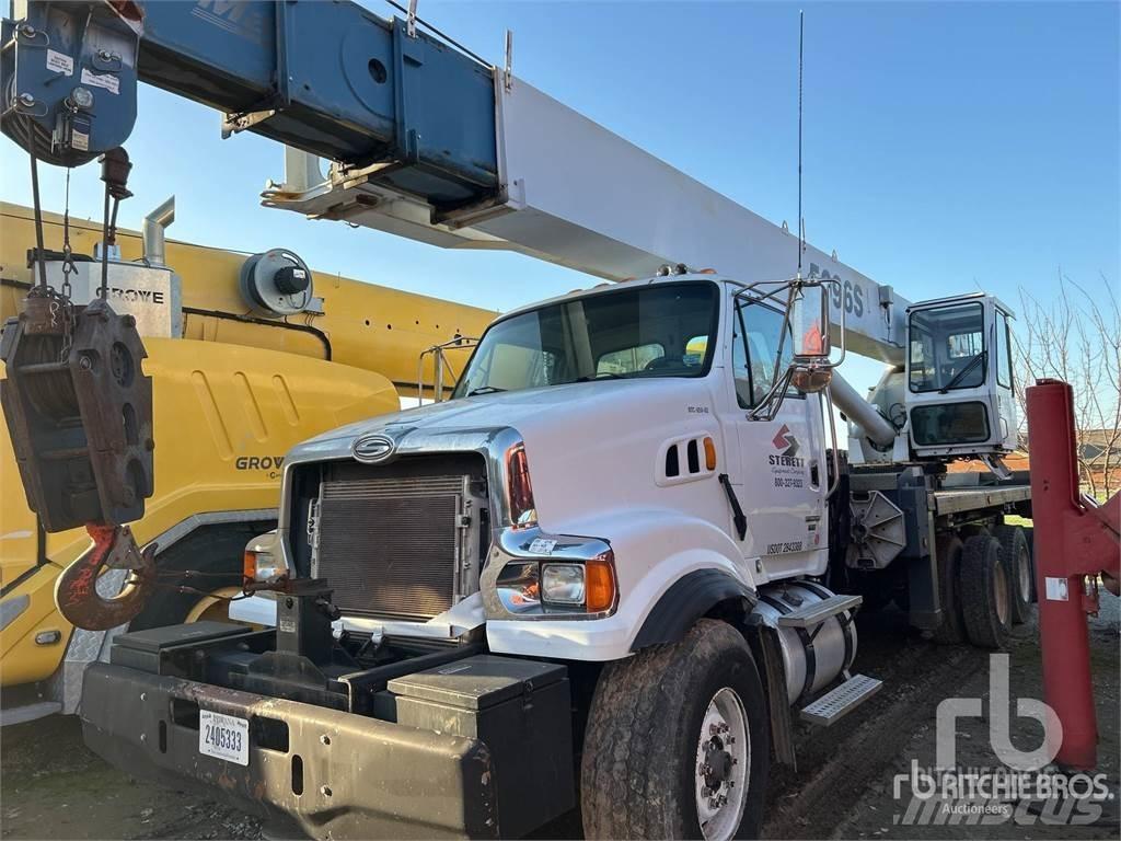 Sterling L9500 Camion plateau ridelle avec grue