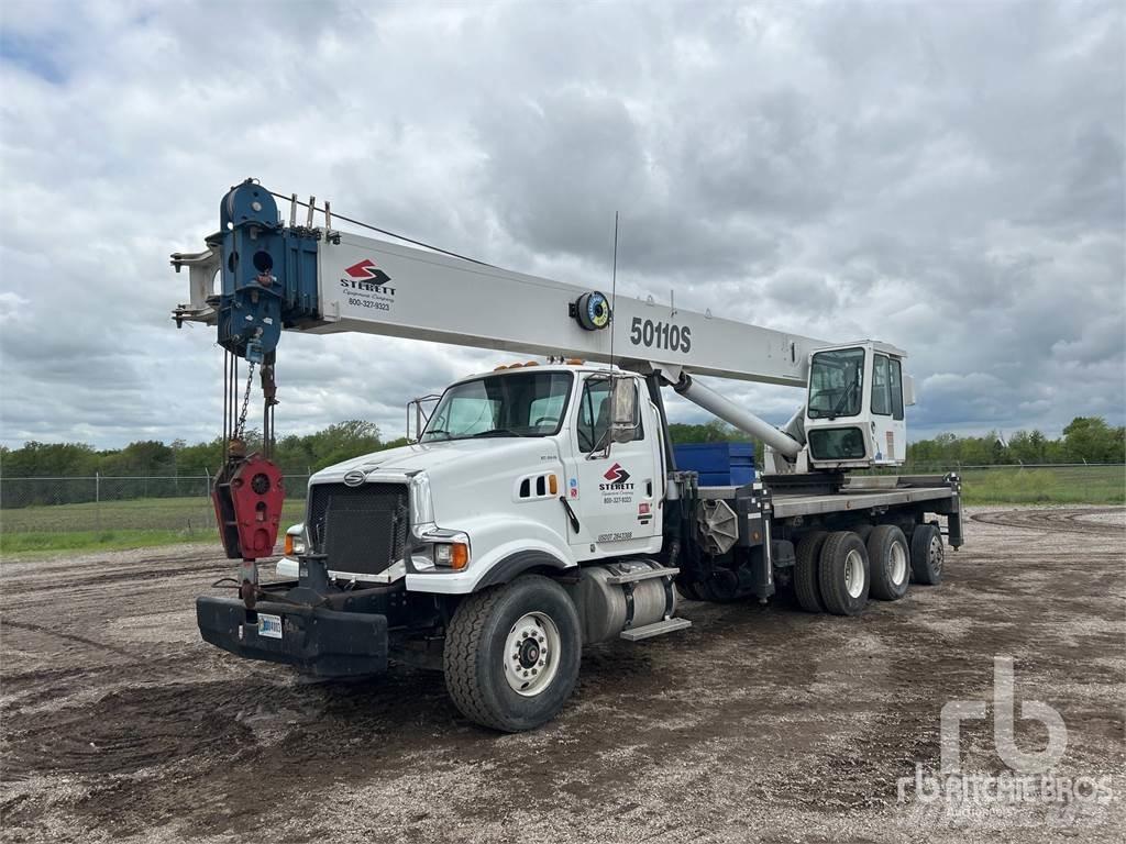 Sterling L9500 Camion plateau ridelle avec grue