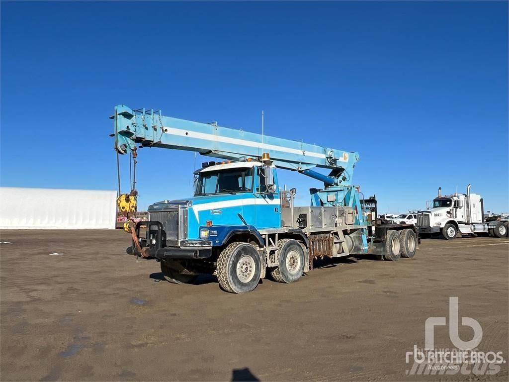 Volvo ACL84D Camion plateau ridelle avec grue