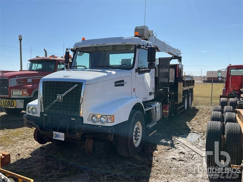 Volvo VHD Camion plateau ridelle avec grue