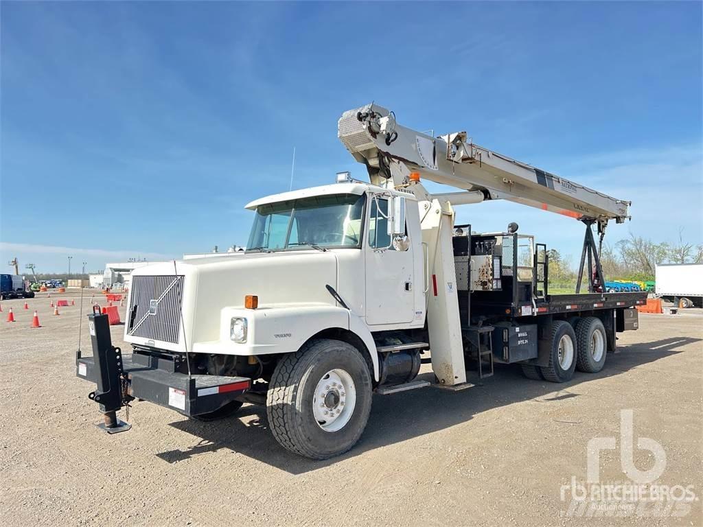 Volvo WG Camion plateau ridelle avec grue