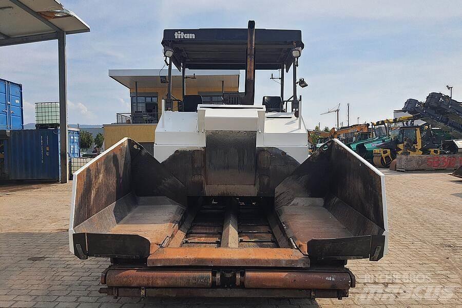 Volvo 8820 Finisseur