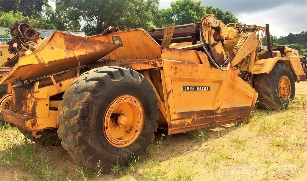 John Deere 762 Scraper