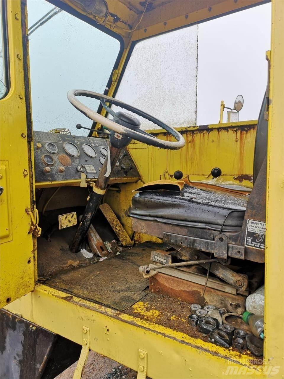 P&H 650 Camion plateau ridelle avec grue