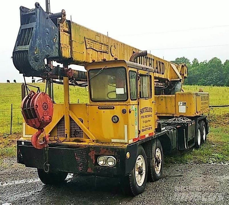 Pettibone 60TK Camion plateau ridelle avec grue