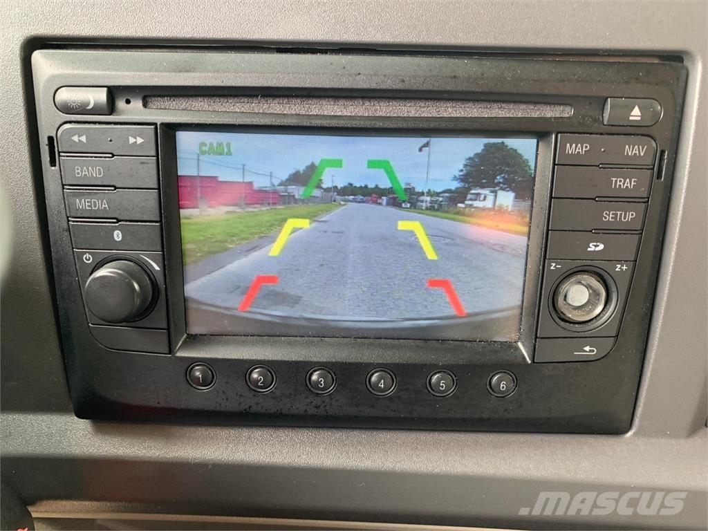 DAF LF210 4x2 FA Camion plateau ridelle avec grue