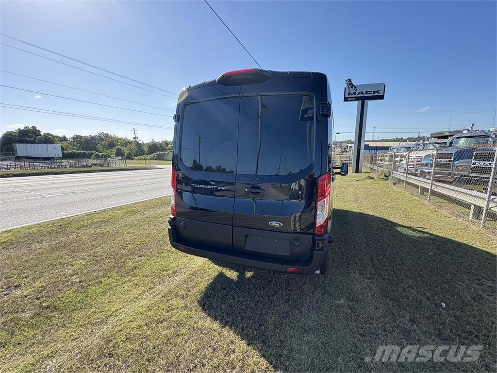 FRD 250 TRANS Camion Fourgon