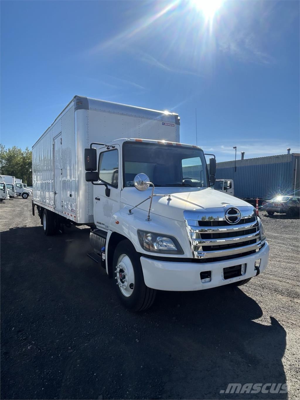 Hino 268A Camion Fourgon