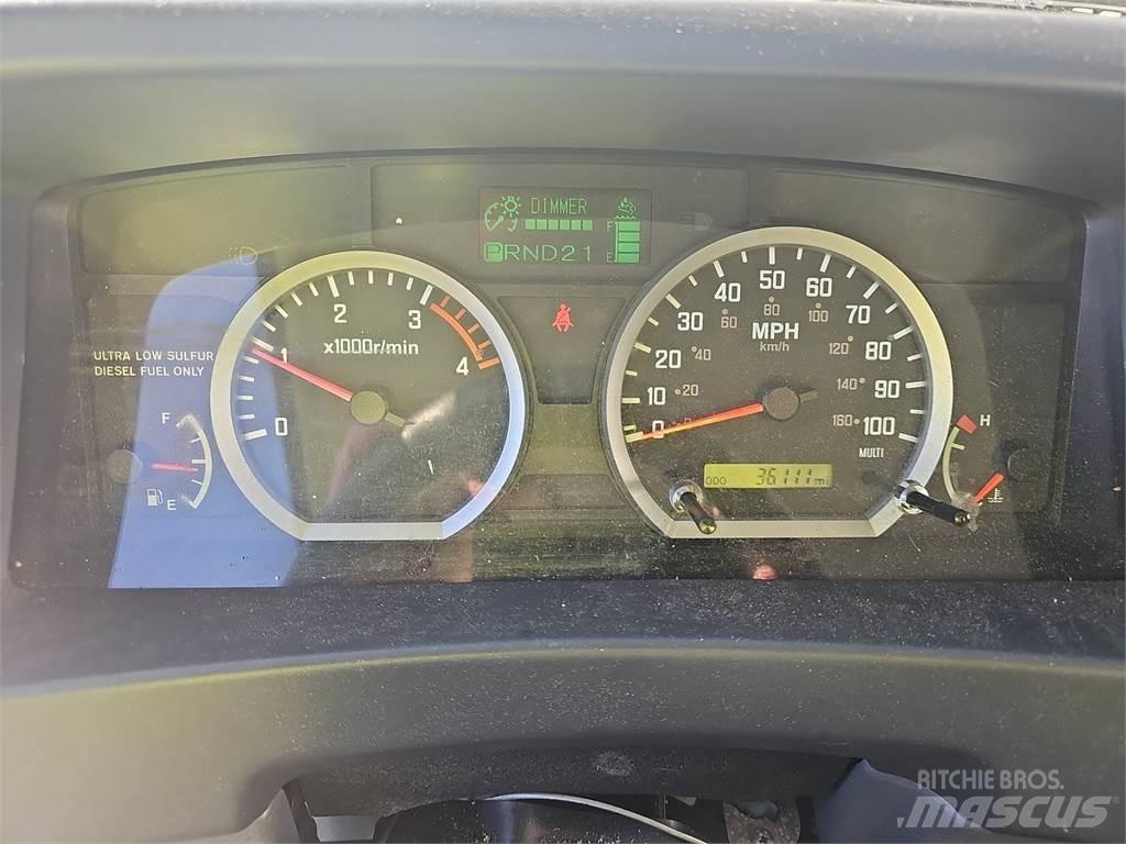 Isuzu NRR Camion Fourgon
