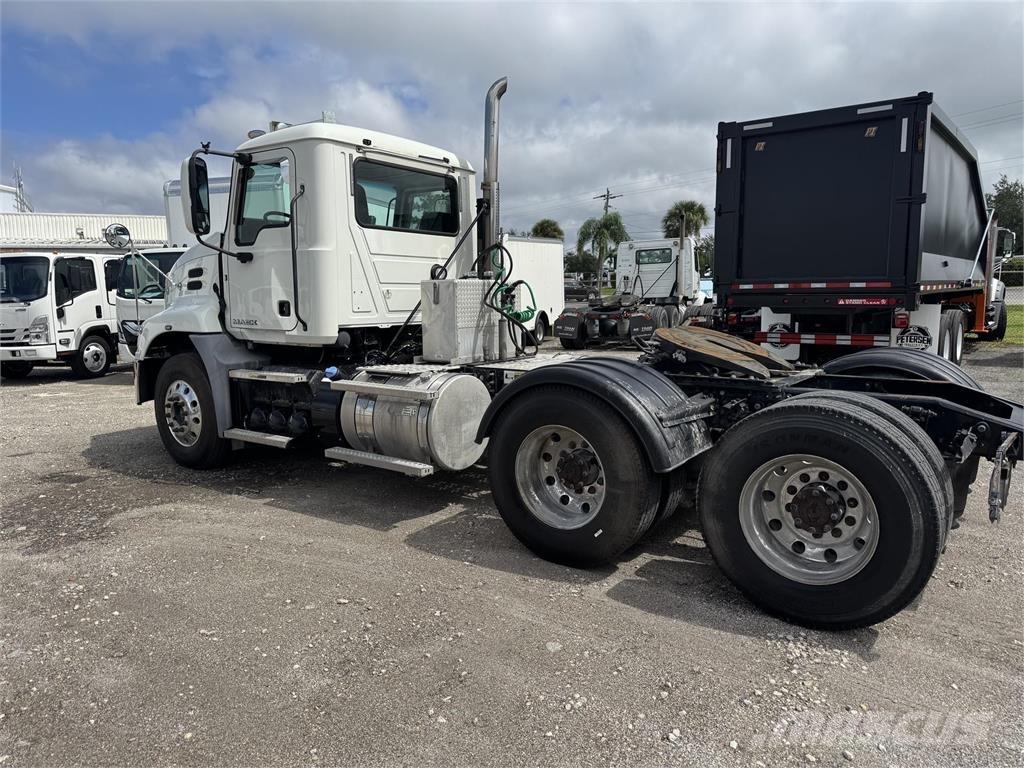 Mack CXU613 Tracteur routier