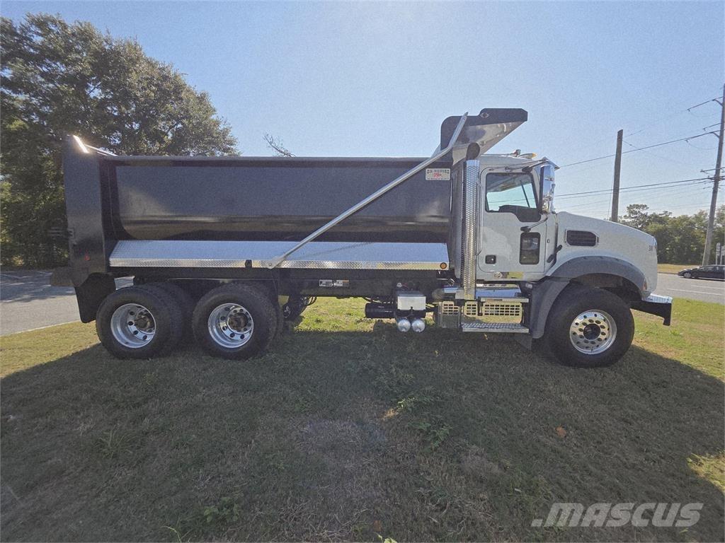 Mack GR64B Camion benne