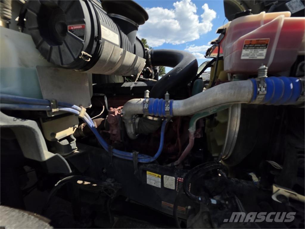 Mack GR64B Camion benne